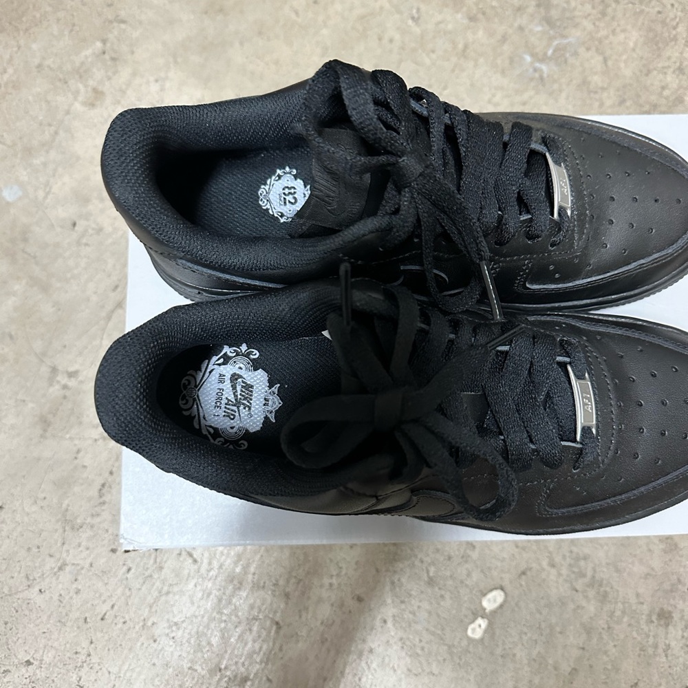 Nike Air Force 1, Women’s Size 7 - Picture 3 of 4